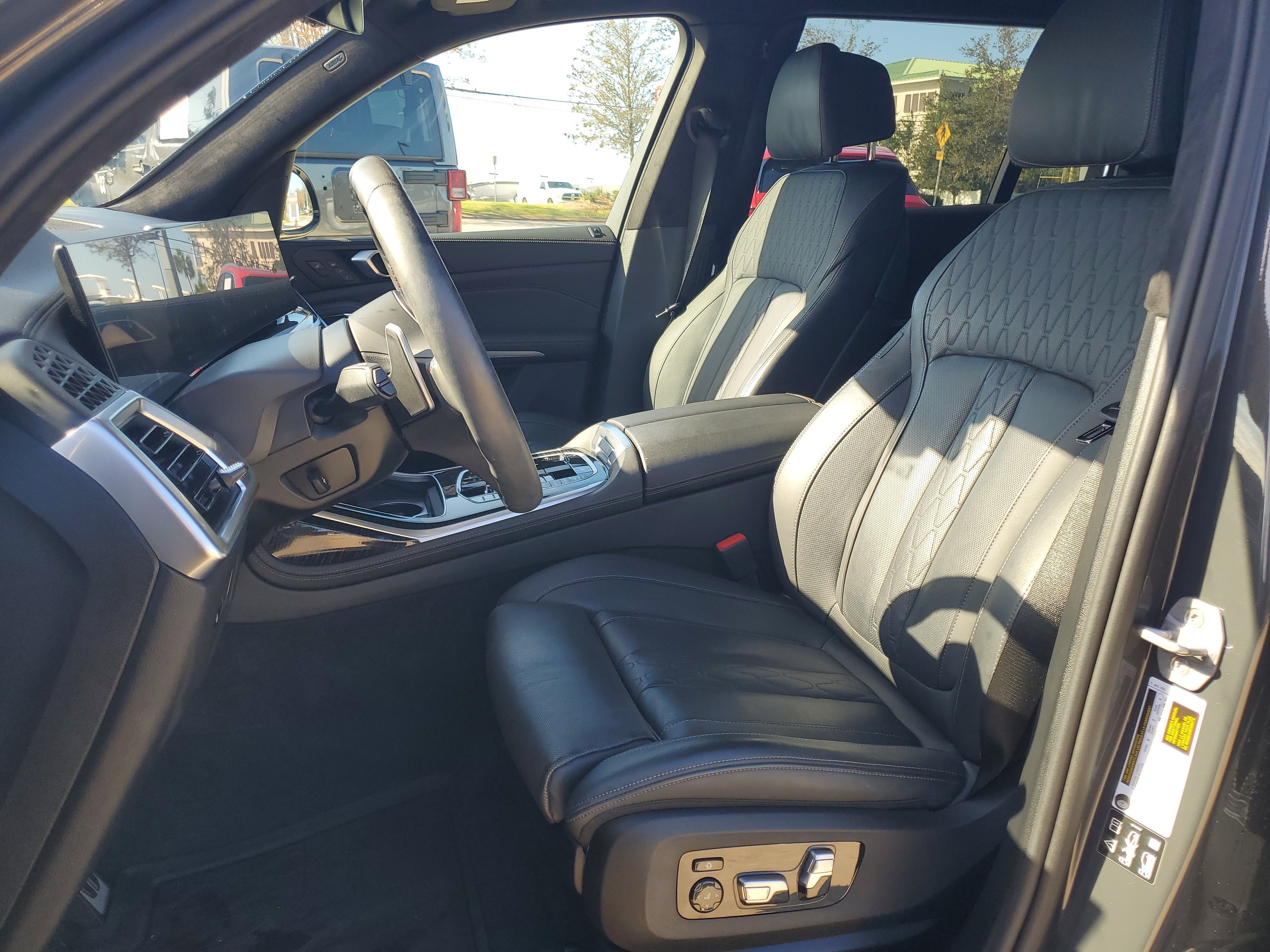 Used 2025 BMW X7 M60i AWD/4WD image 5