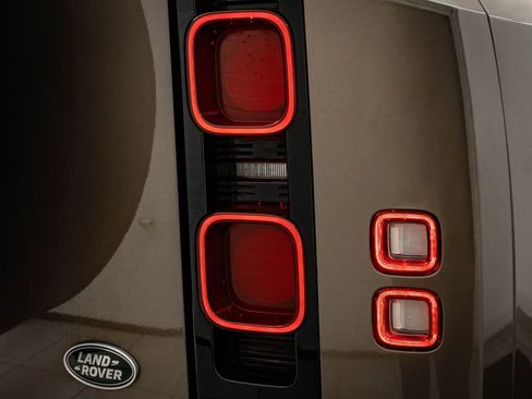 Used 2023 Land Rover Defender 90 SE image 9