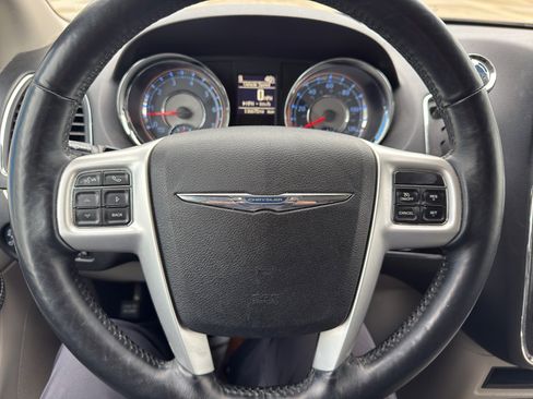 Used 2015 Chrysler Town & Country Touring-L w/ Driver Convenience Group image 18