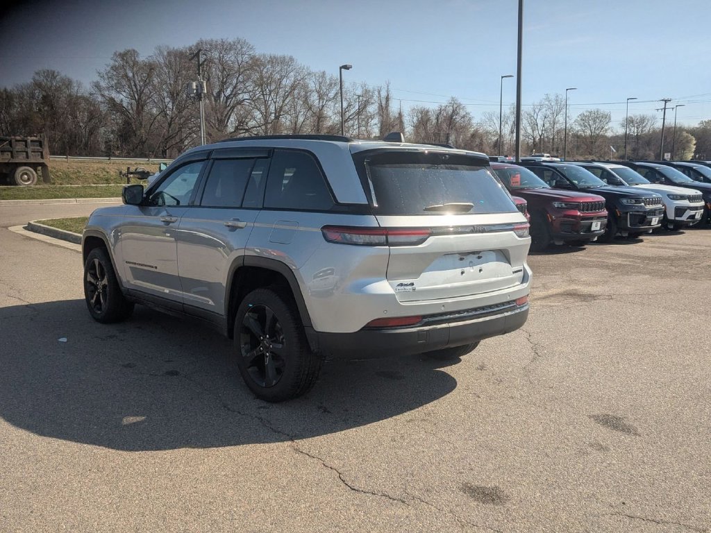 Used 2025 Jeep Grand Cherokee Limited w/ Luxury Tech Group II AWD/4WD image 3