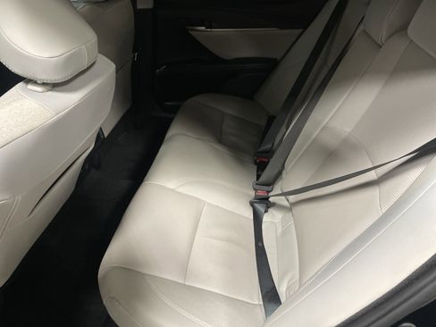 Used 2025 Toyota Camry XLE FWD image 32