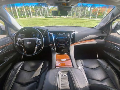 Used 2018 Cadillac Escalade ESV Premium Luxury AWD/4WD image 9