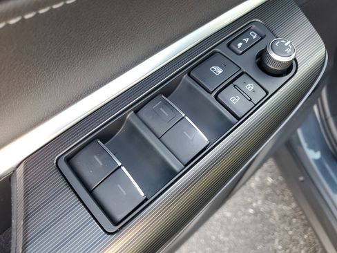 Used 2024 Toyota Venza Limited image 21