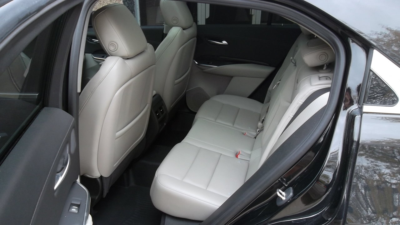 Used 2021 Cadillac XT4 Premium Luxury FWD image 8