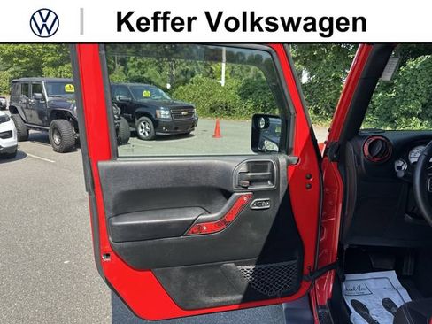 Used 2018 Jeep Wrangler Unlimited Sahara AWD/4WD image 14