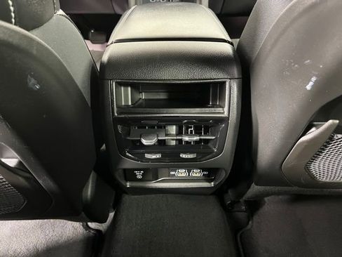 Used 2023 Jeep Grand Cherokee Altitude image 39