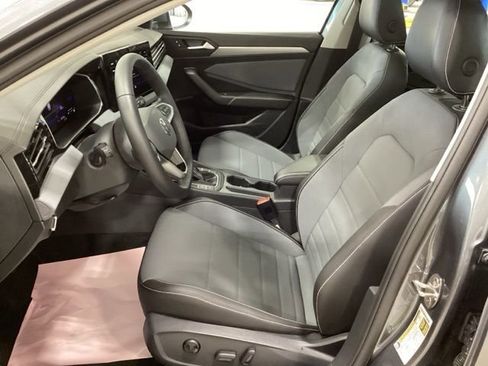 Used 2025 Volkswagen Jetta SE w/ Sunroof Package image 14