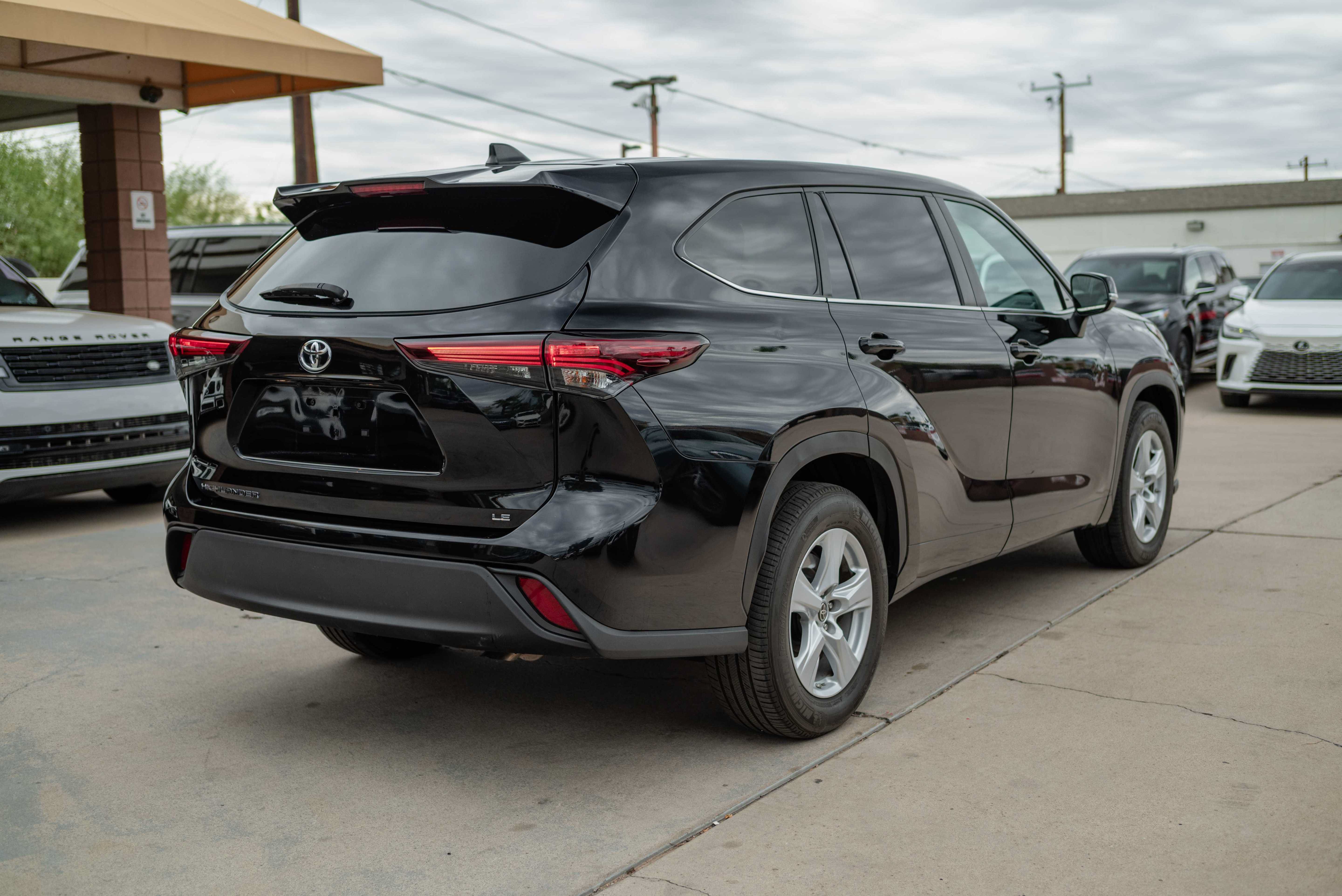 Used 2024 Toyota Highlander LE FWD image 4