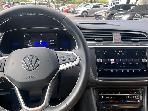 Used 2023 Volkswagen Tiguan SE w/ Panoramic Sunroof Package image 25