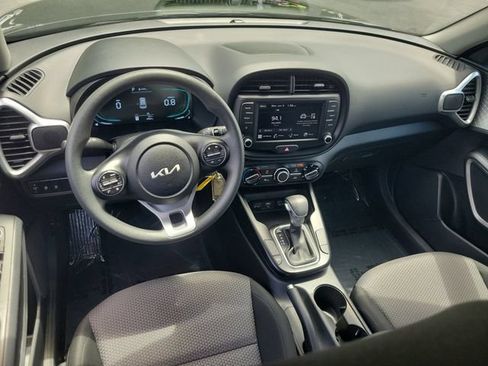 Used 2025 Kia Soul LX w/ LX Technology Package FWD image 13