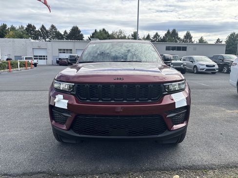 New 2025 Jeep Grand Cherokee Altitude image 2