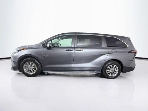 Used 2025 Toyota Sienna XLE FWD image 6