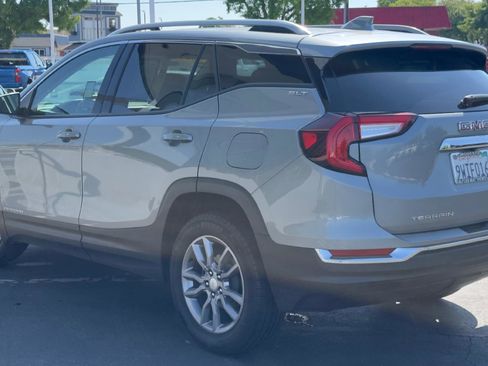 Used 2024 GMC Terrain SLT AWD/4WD image 7