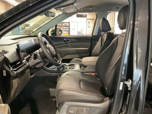New 2026 Kia Carnival EX FWD image 8