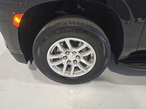 Used 2024 Chevrolet Suburban LT image 4