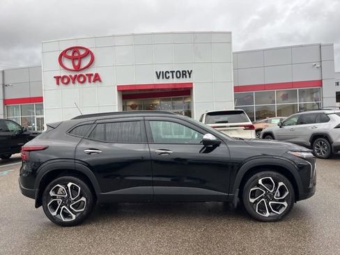 Used 2025 Chevrolet Trax RS w/ Sunroof Package image 3