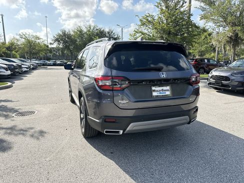 Used 2025 Honda Pilot Touring image 4