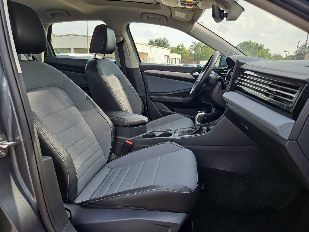 Used 2025 Volkswagen Jetta SE FWD image 30