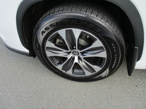 Used 2022 Toyota Highlander XLE AWD/4WD image 9