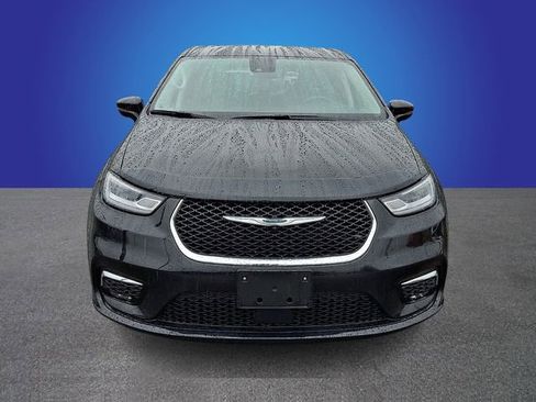 Used 2024 Chrysler Pacifica Touring-L image 2