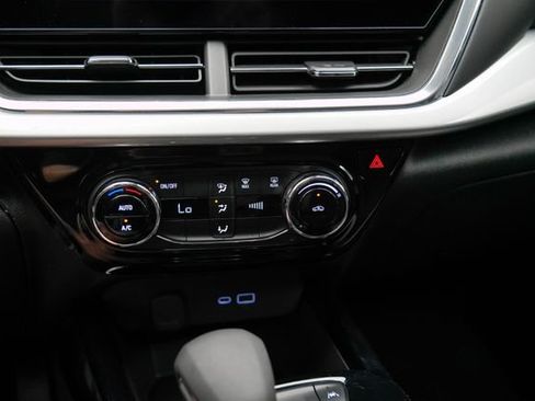 Used 2025 Chevrolet Trax LT FWD image 30