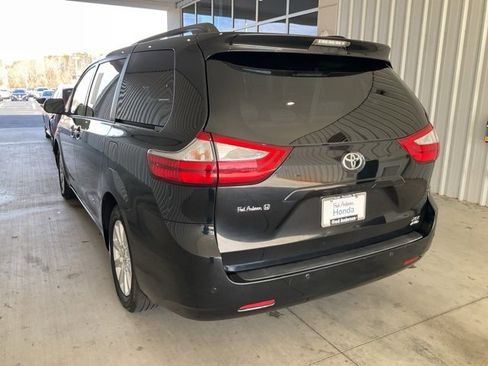 Used 2017 Toyota Sienna XLE image 23