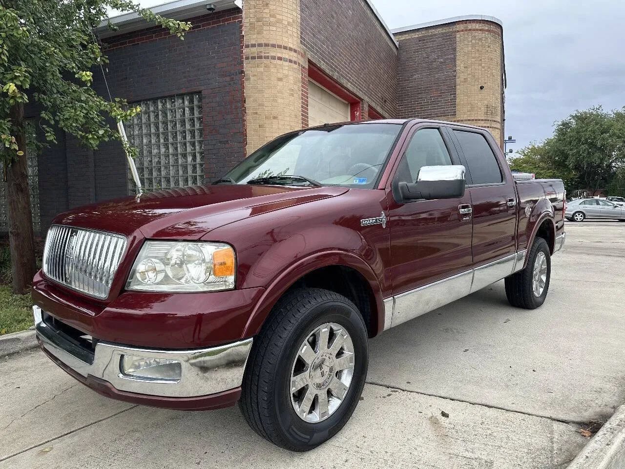Used 2006 Lincoln Mark LT 4x4 image 2