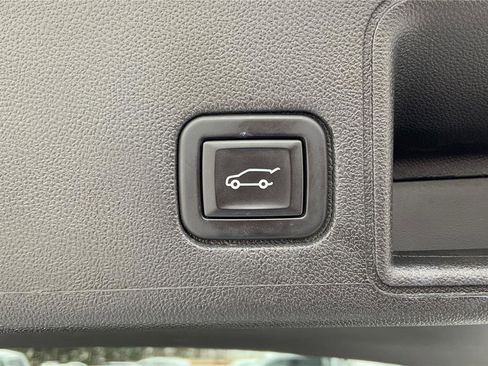 Used 2023 GMC Terrain SLT image 31