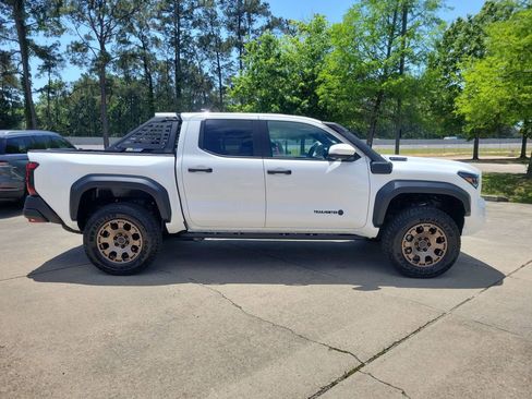 Used 2025 Toyota Tacoma Trailhunter AWD/4WD image 8