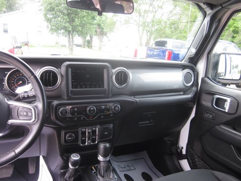 Used 2019 Jeep Wrangler Unlimited Sahara AWD/4WD image 13