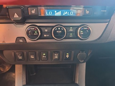 Used 2016 Toyota Tacoma TRD Off-Road w/ Premium & Technology Package image 26