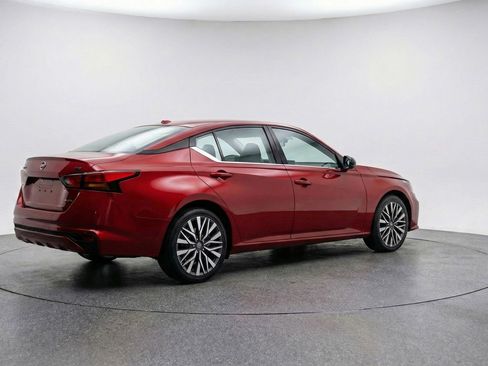 Used 2025 Nissan Altima 2.5 SV image 9