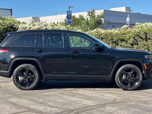 Used 2023 Jeep Grand Cherokee Altitude AWD/4WD image 8