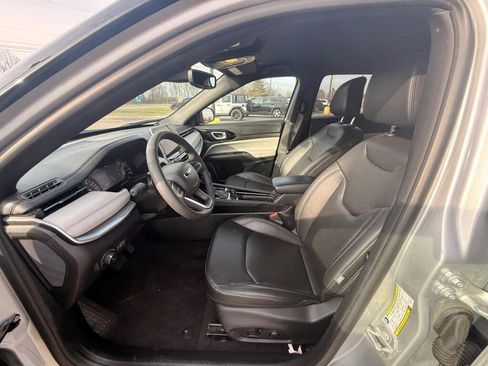 Used 2025 Jeep Compass Limited image 11