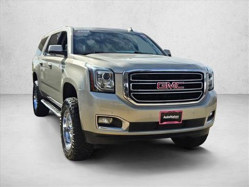 Used 2017 GMC Yukon XL SLT image 3