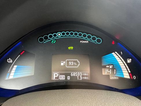 Used 2016 Nissan Leaf SV image 2