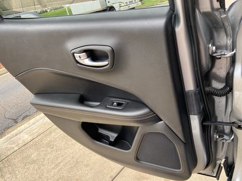 Used 2019 Jeep Compass Latitude FWD image 45