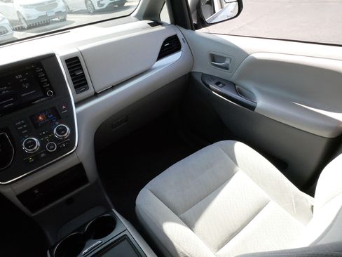 Certified 2018 Toyota Sienna LE FWD image 11