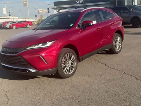 Used 2022 Toyota Venza XLE image 3