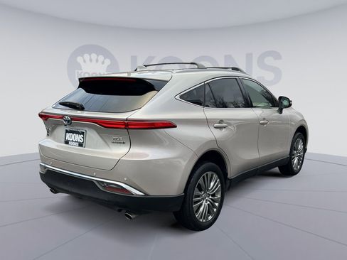 Used 2022 Toyota Venza XLE image 7