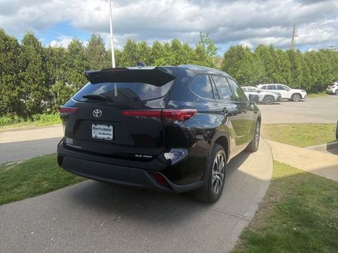 Used 2021 Toyota Highlander XLE AWD/4WD image 8