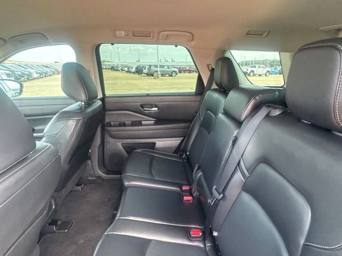 Certified 2023 Nissan Pathfinder SL w/ Black Appearance Package FWD image 39