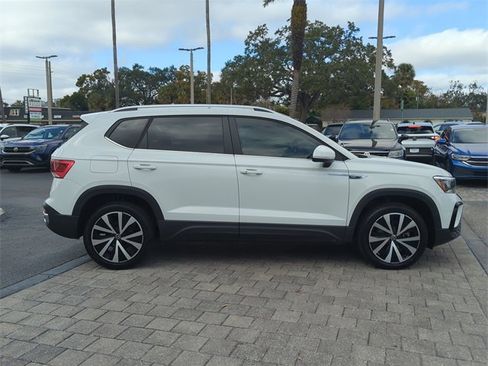 Certified 2022 Volkswagen Taos SE image 3