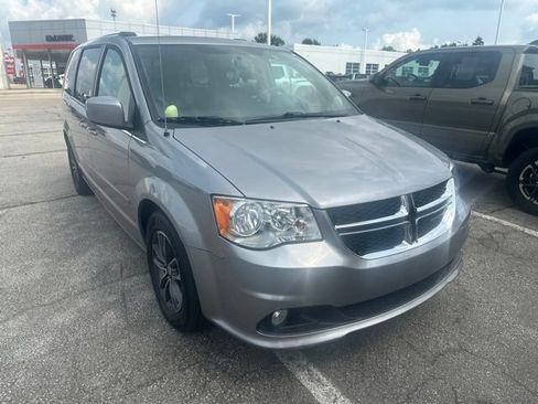Used 2017 Dodge Grand Caravan SXT FWD image 2