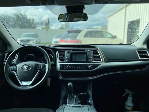 Used 2019 Toyota Highlander LE FWD image 28