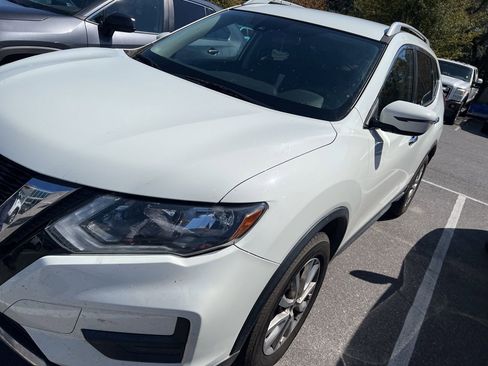 Used 2020 Nissan Rogue SV image 1