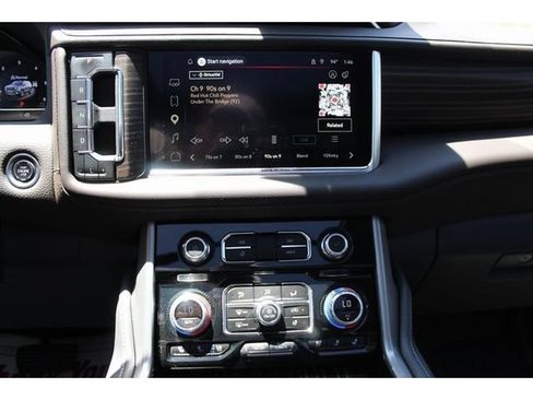 Used 2024 GMC Yukon Denali w/ Advanced Technology Package AWD/4WD image 30