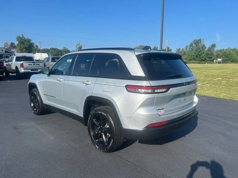 Used 2024 Jeep Grand Cherokee Altitude AWD/4WD image 3