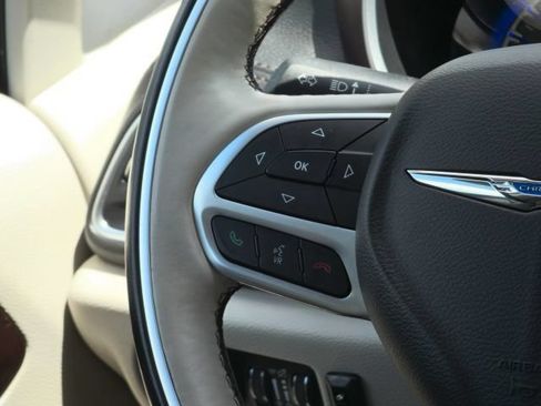 Used 2017 Chrysler Pacifica Limited w/ UConnect Theater Package FWD image 22