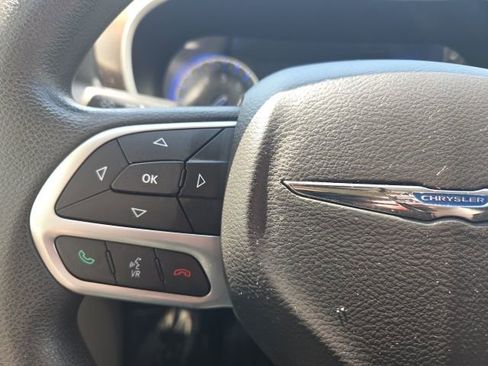 Used 2017 Chrysler Pacifica Touring FWD image 19
